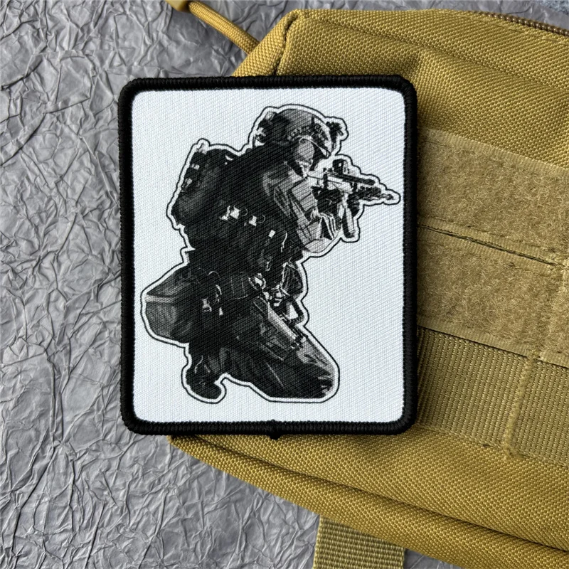 Parche táctico soldado con pistola – Velcro para mochila
