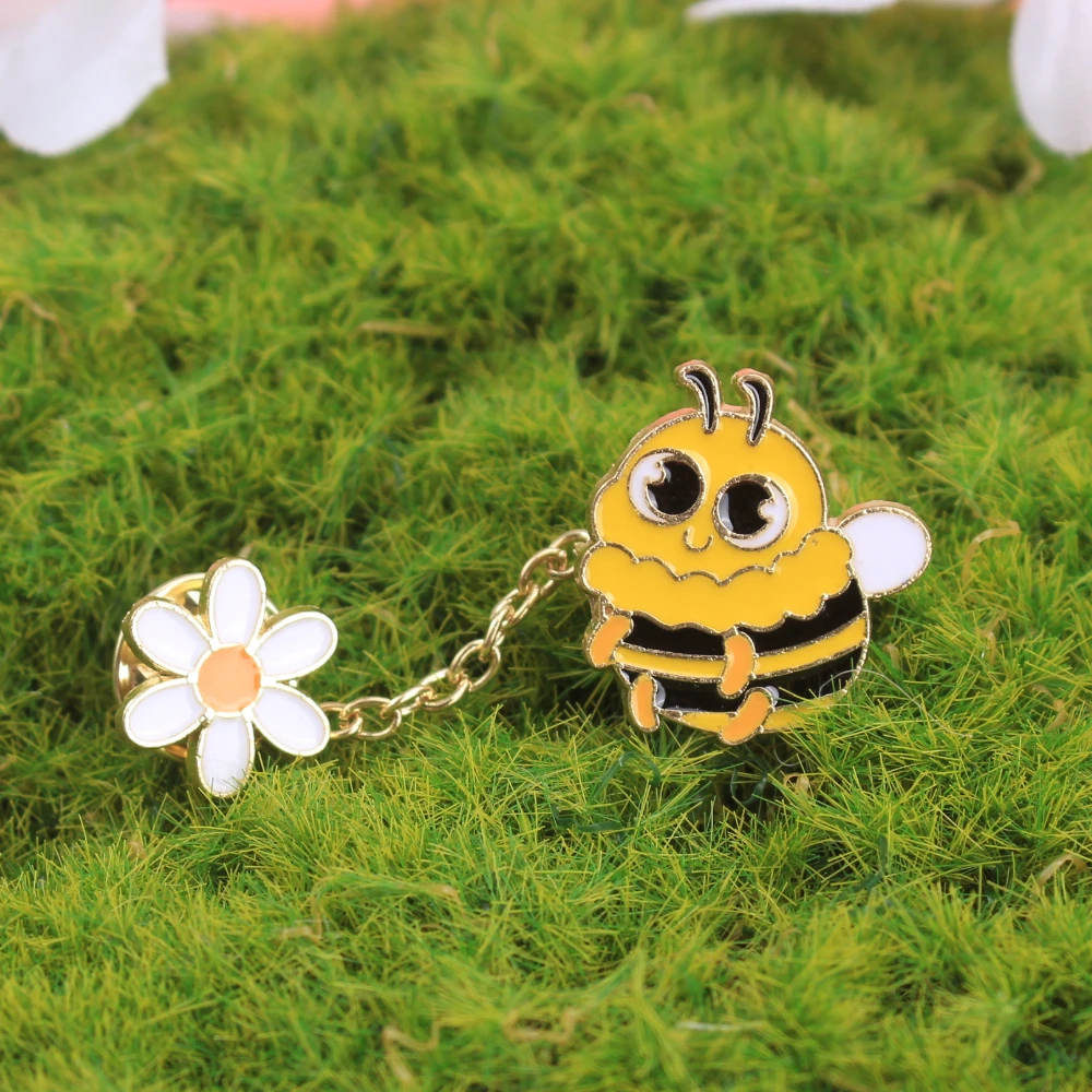 Bee & Daisy broche con cadena amarillo-negro – estilo primavera - imagen 2