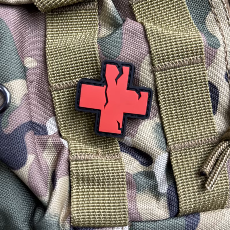 Parche táctico de primeros auxilios con cruz PVC, gancho y bucle - imagen 4