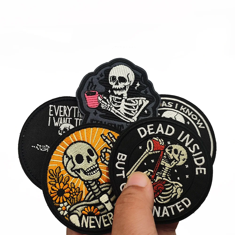 Parche bordado táctico calavera punk café con gancho y presilla - imagen 5