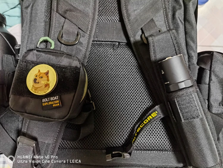 Parche colocado en mochila táctica