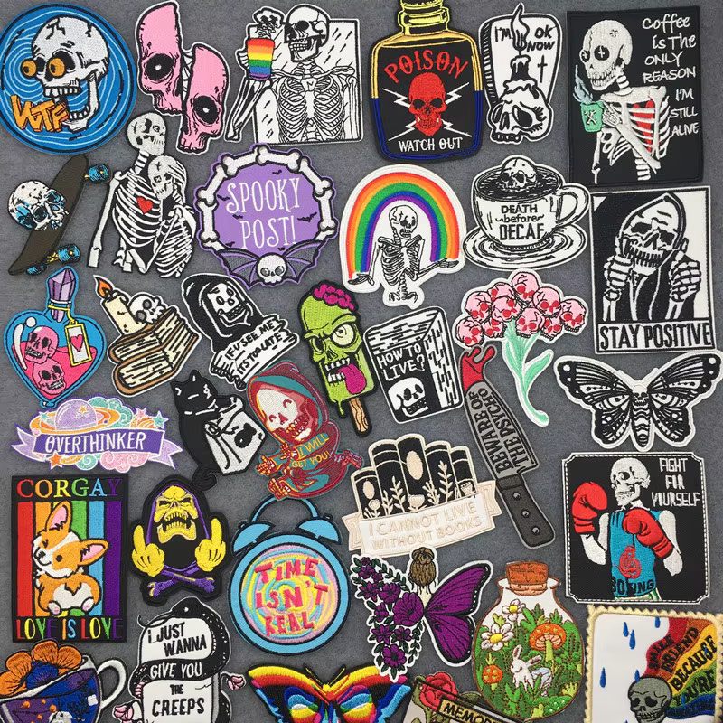 Parches punk calavera estilo dibujos animados
