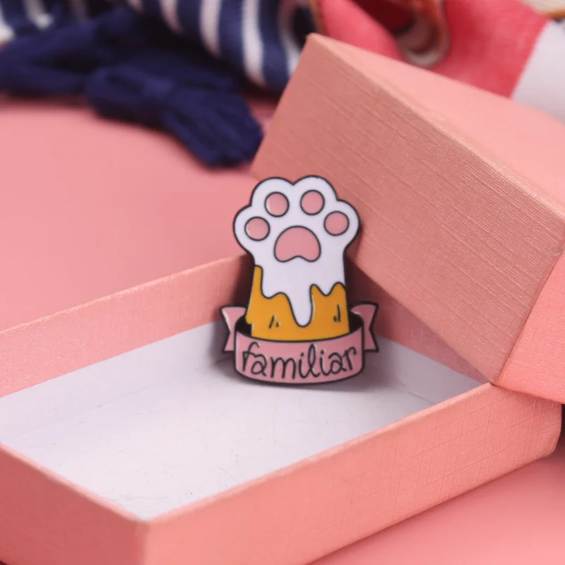 Emblema broche gato corazón rosa vibrante para ropa y chaquetas