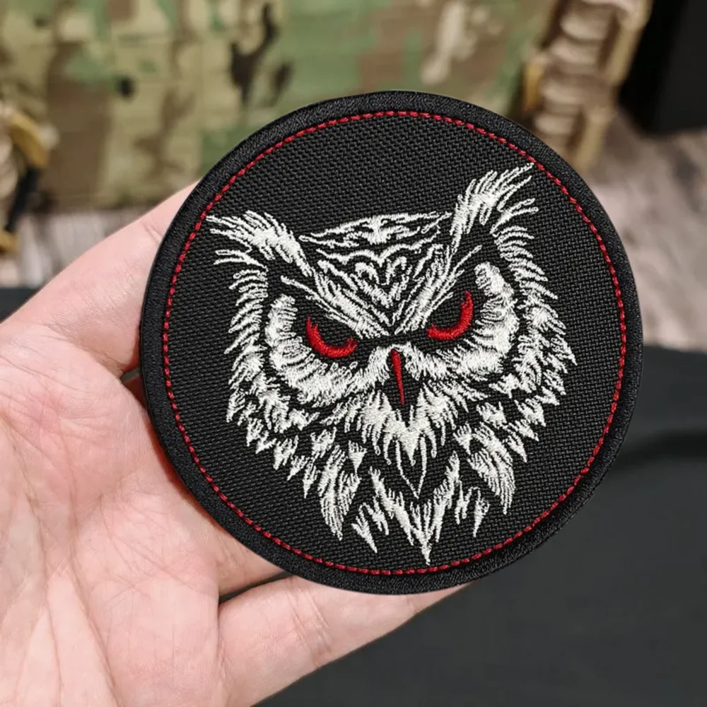 Detalle del diseño del búho en el parche militar