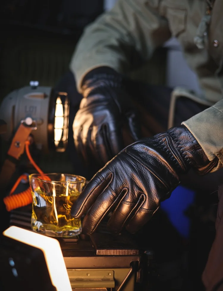 Ajuste de los guantes de cuero MAUHOSO en la mano
