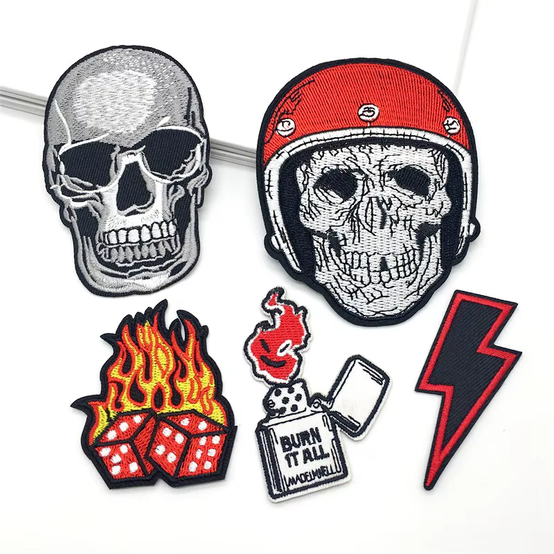 Parche táctico bordado calavera con llamas termoadhesivo