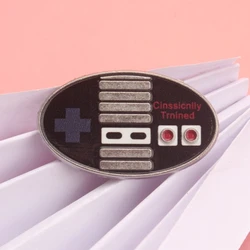 Pin táctico esmaltado vintage con controlador retro – broche mochila