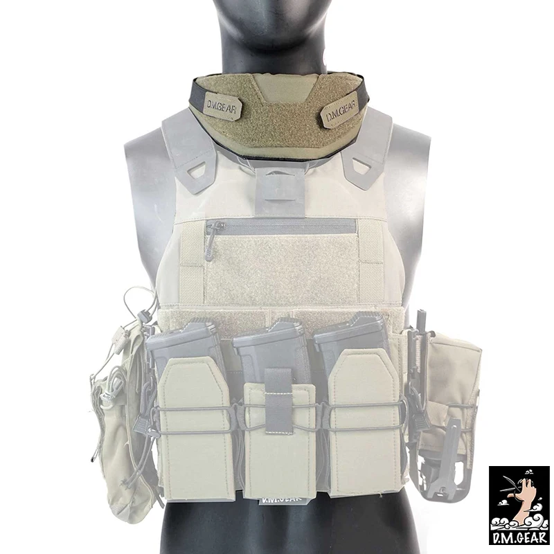 Protector de cuello táctico DMgear en posición frontal mostrando detalles de ajuste