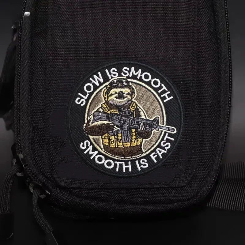 Parche táctico bordado mapache con gancho y bucle para mochila - imagen 3