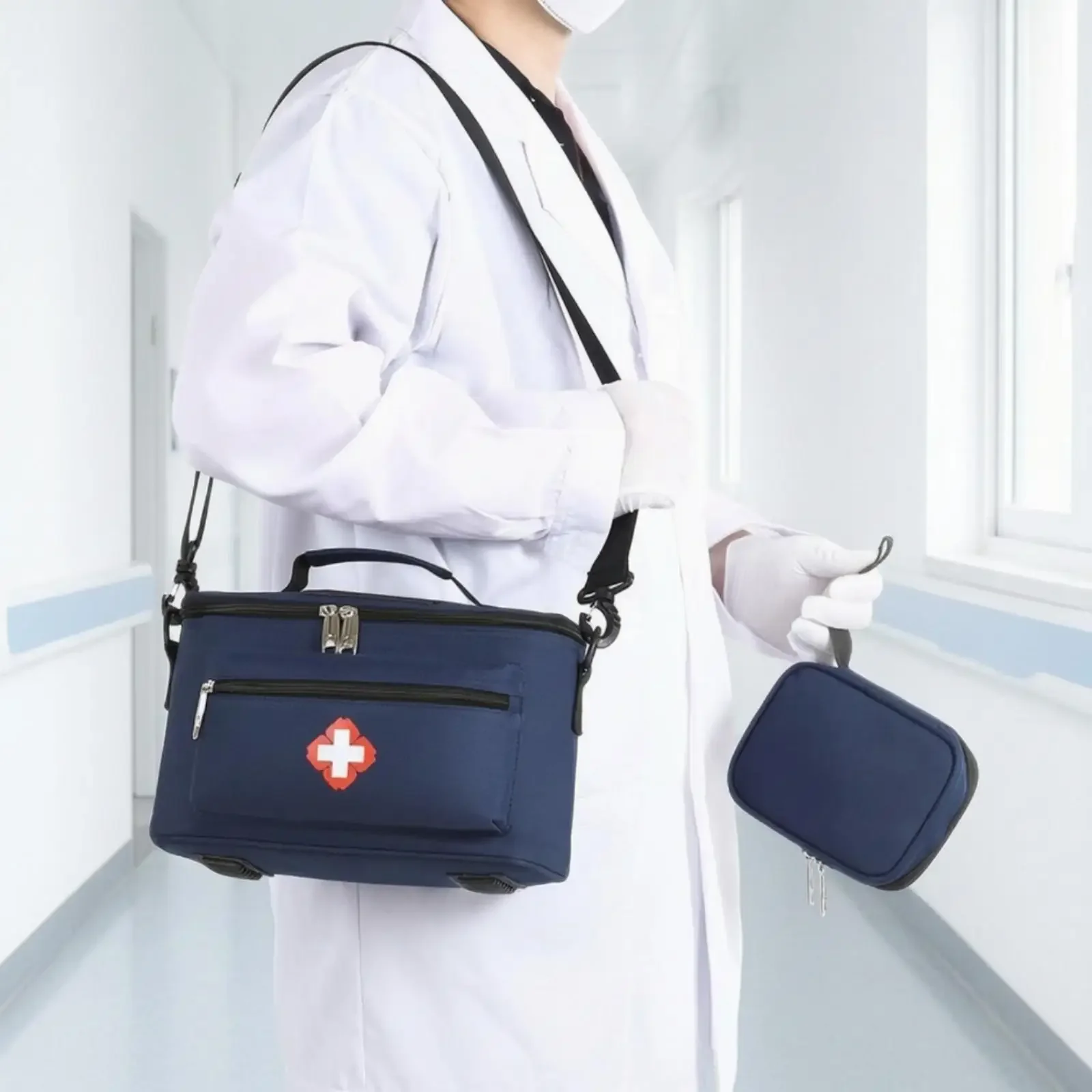 Detalle del bolsillo frontal con símbolo de cruz médica