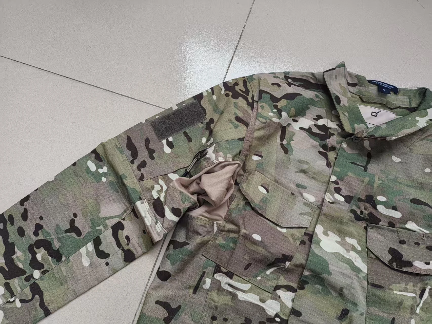Vista frontal de la chaqueta camuflada