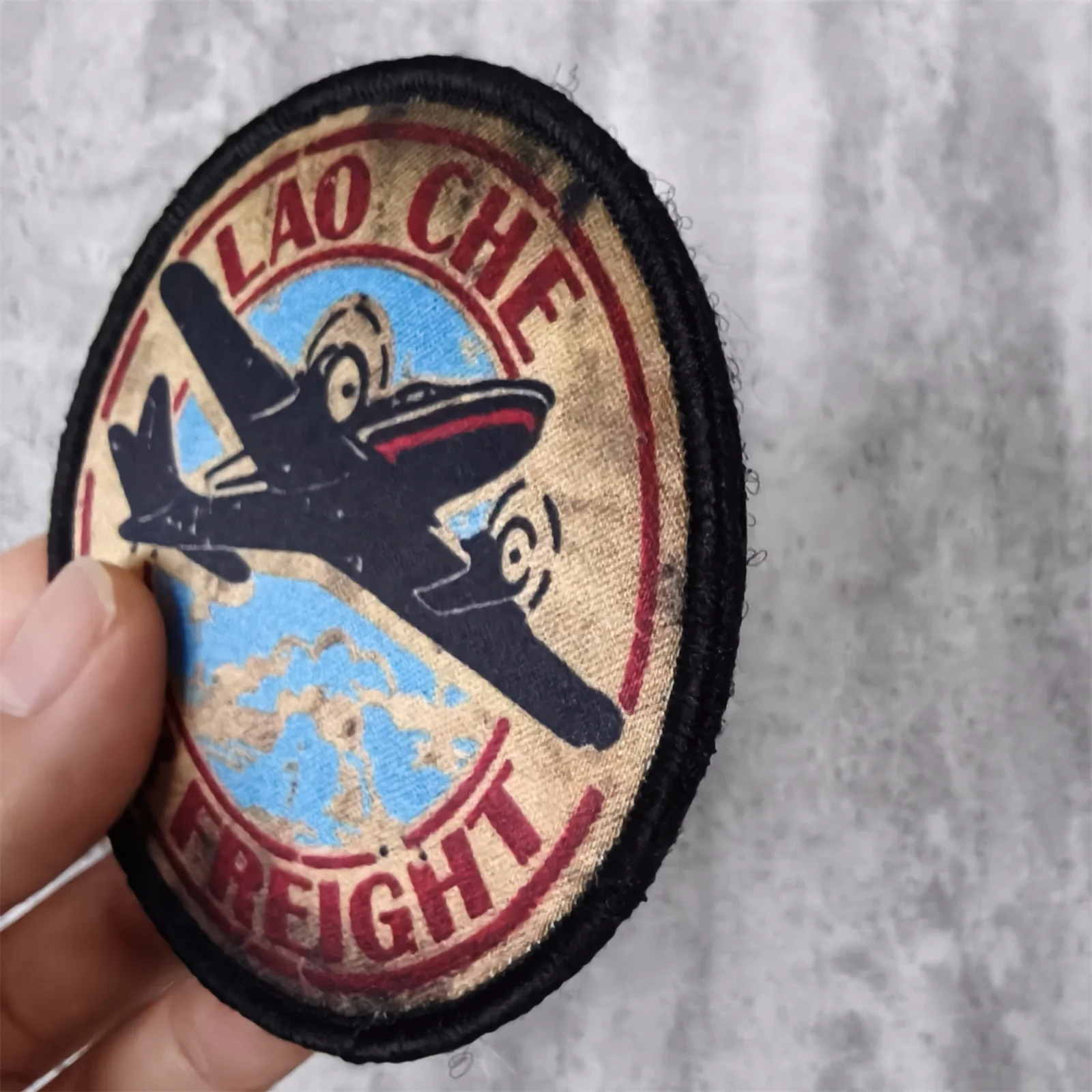 Detalle de parche impreso con borde reforzado para personalizar accesorios