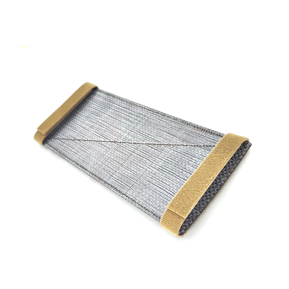 Detalle del grosor y flexibilidad del material Tegris
