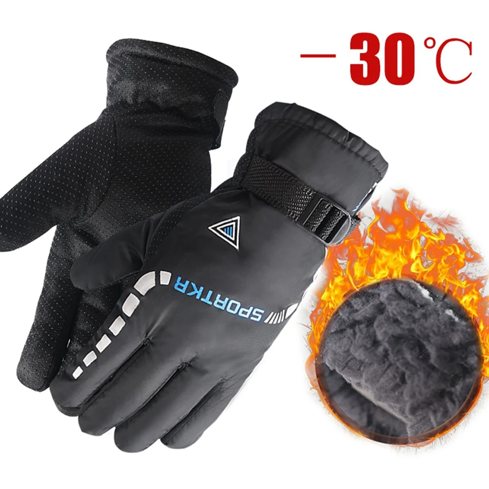 Guantes en acción en montaña