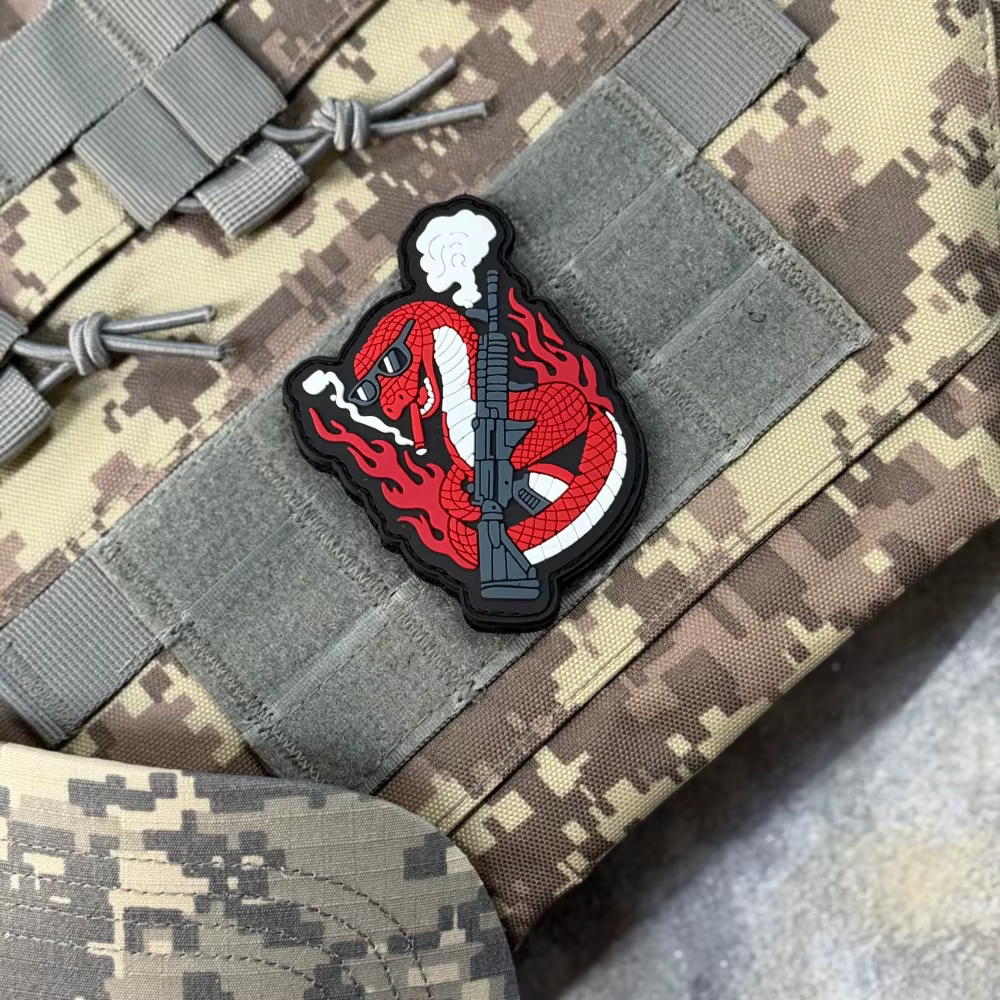 Parche táctico PVC serpiente roja con velcro gancho y bucle - imagen 3