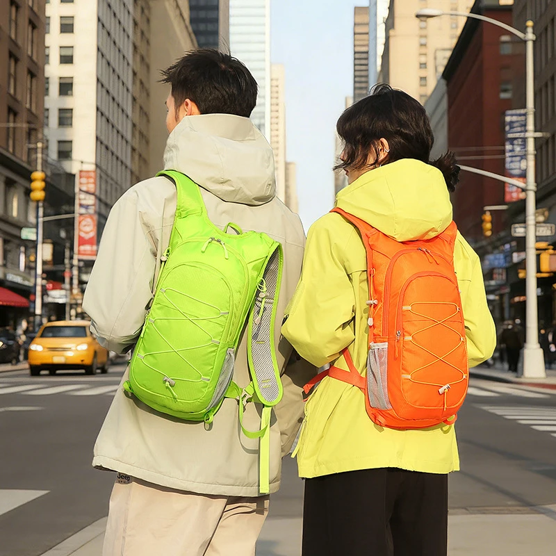 Mochila en color naranja y corte funcional