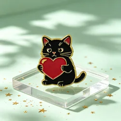 Pin metálico de esmalte gato negro con corazón rojo para mochila