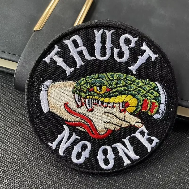 Parche bordado táctico Trust No One – Serpiente doble ojo insignia moral - imagen 5