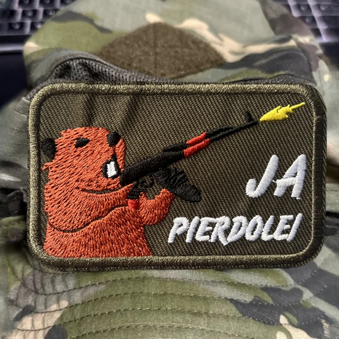 Detalle del bordado y acabado del parche moral con diseño de bobr