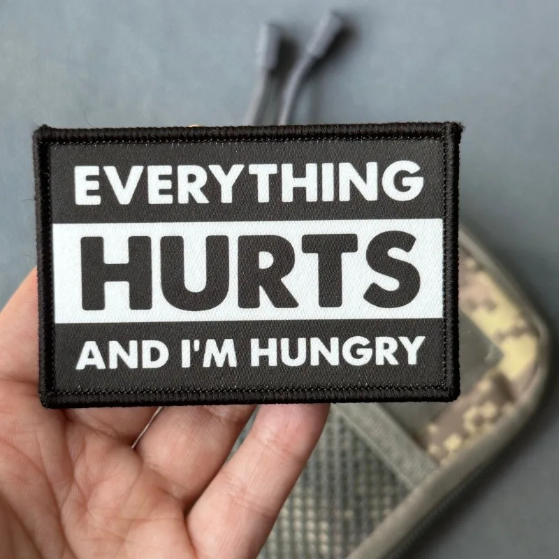 Parche velcro de humor 'Everything Hurts and I'm Hungry' para mochila - imagen 2