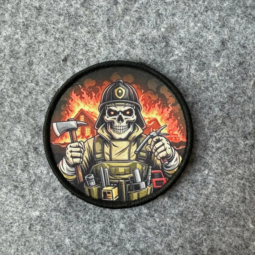 Parche táctico de bombero con calavera y hacha – Insignia moral - imagen 2