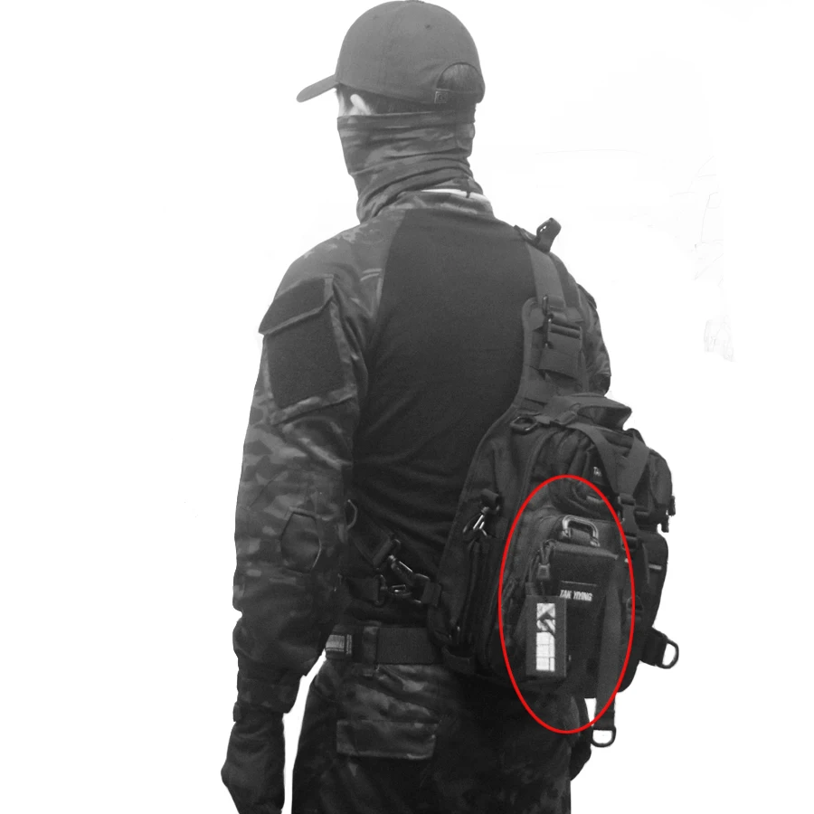 Bolsa montada en sistema Molle de mochila táctica