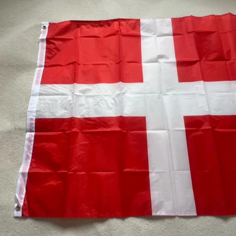 Bandera de Dinamarca colgada para decoración