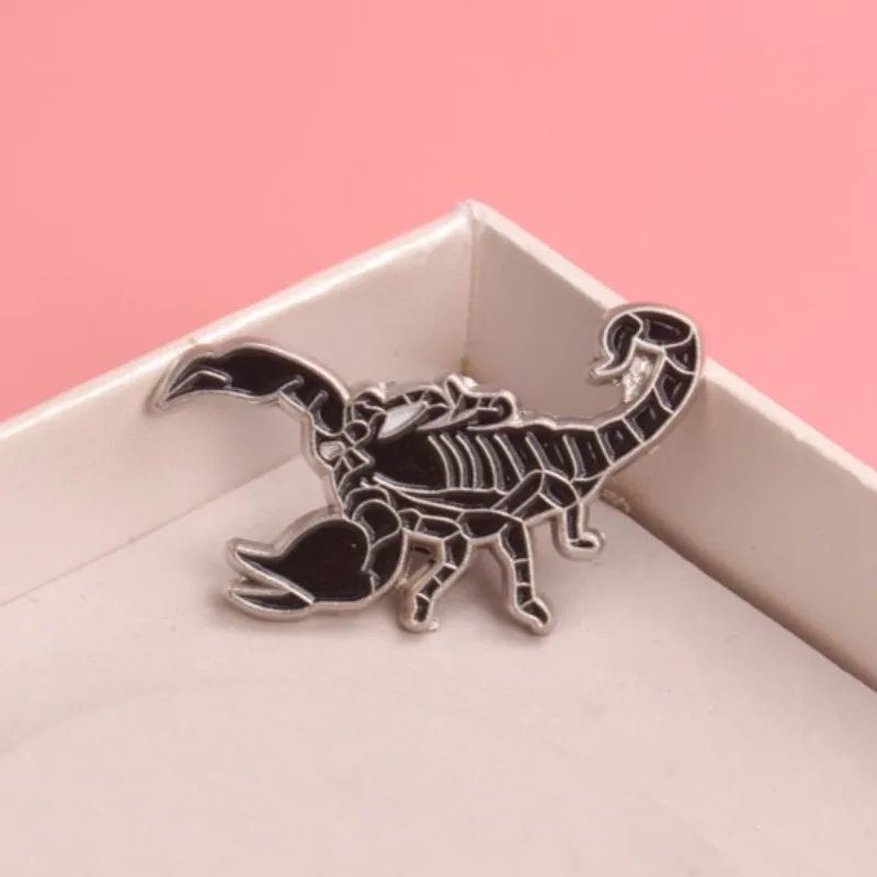 Pin esmaltado escorpión vintage negro estilo gótico – Broche - imagen 3