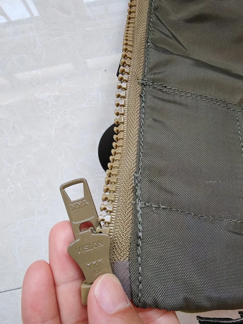 Detalle sistema de anclaje MOLLE trasero