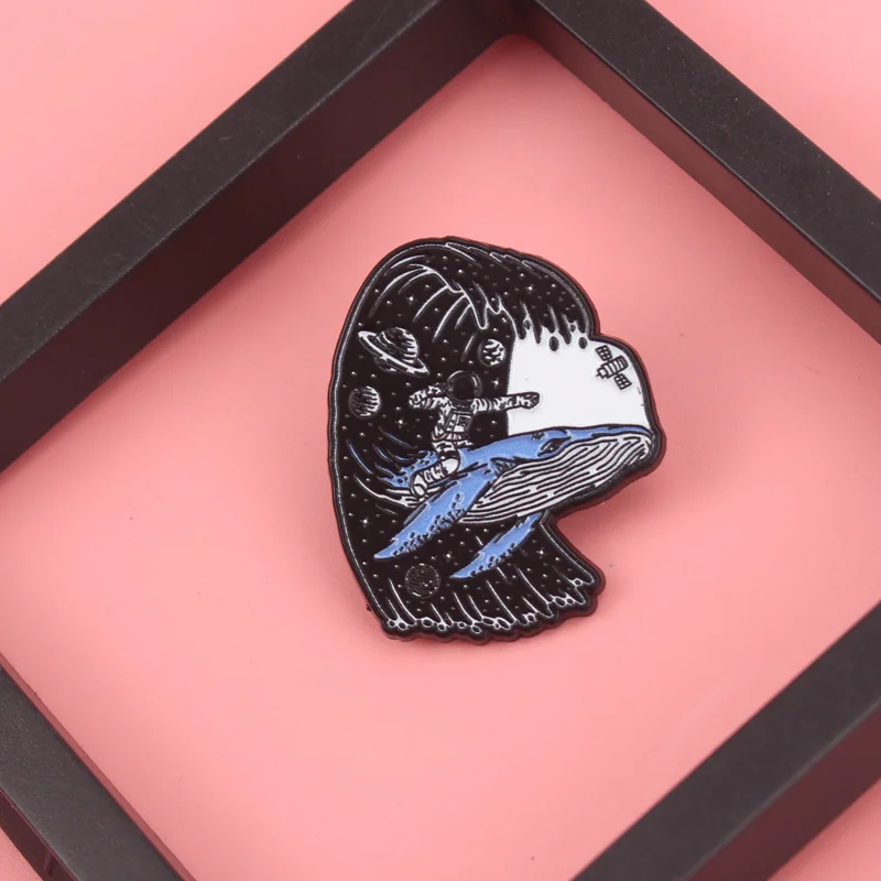 Pin Stellar Cetacean Voyager con astronauta y ballena cósmica