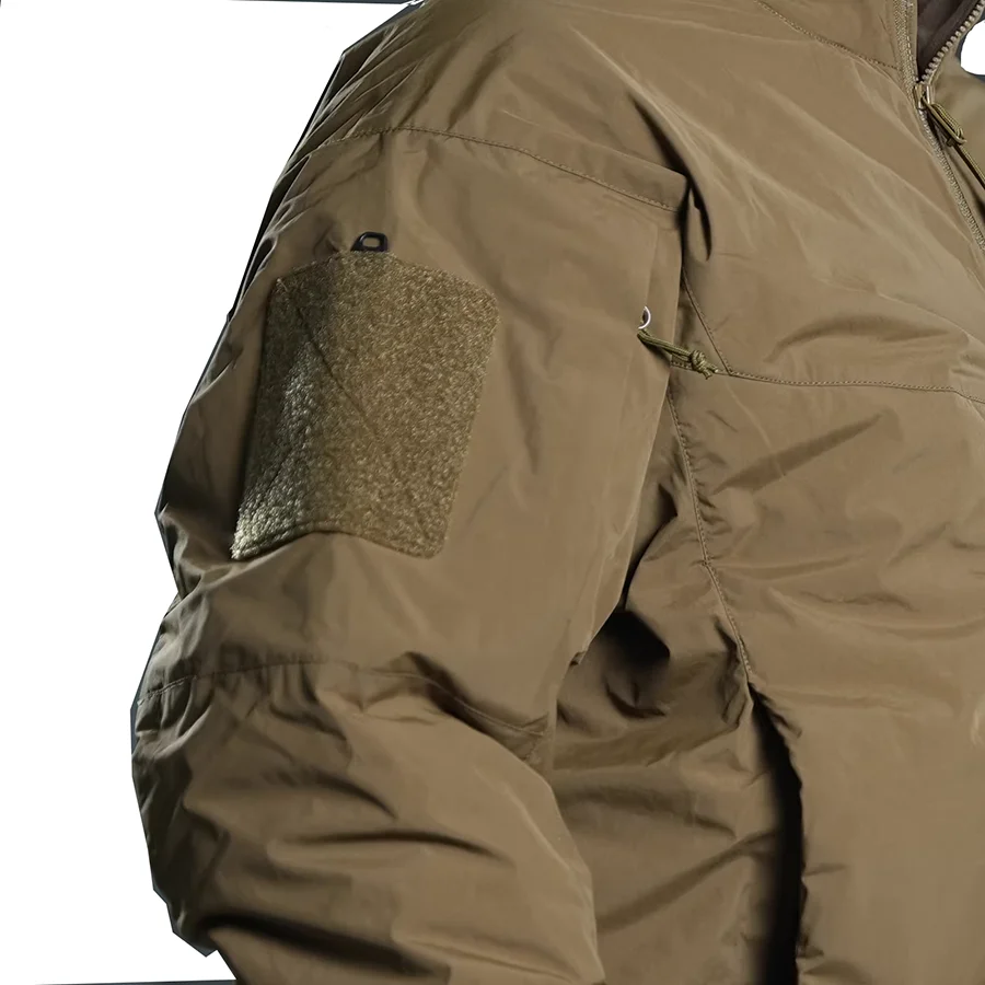 Múltiples bolsillos y detalles funcionales de la chaqueta