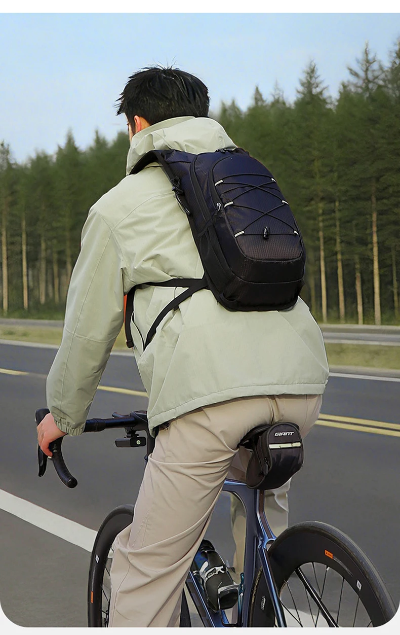 Vista lateral de la mochila para uso en ruta