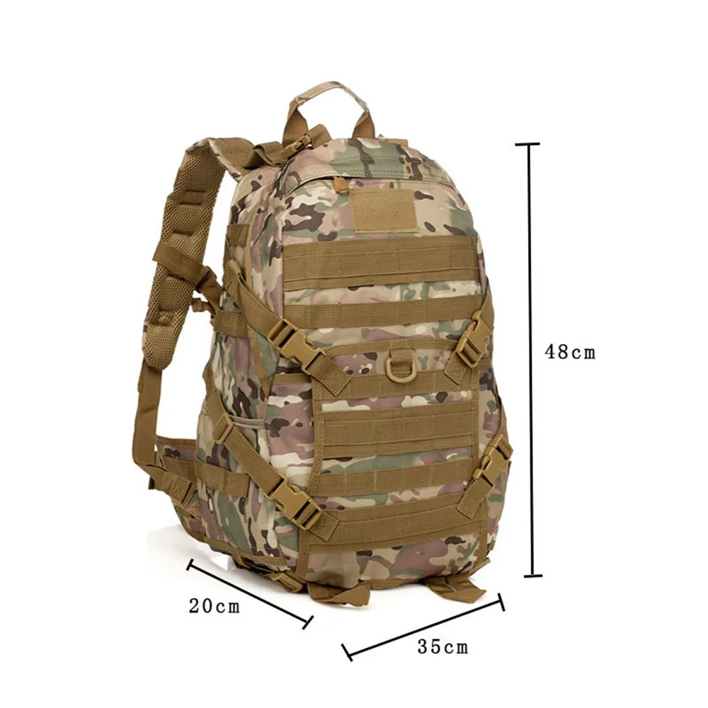 Mochila en entorno de montaña durante una ruta
