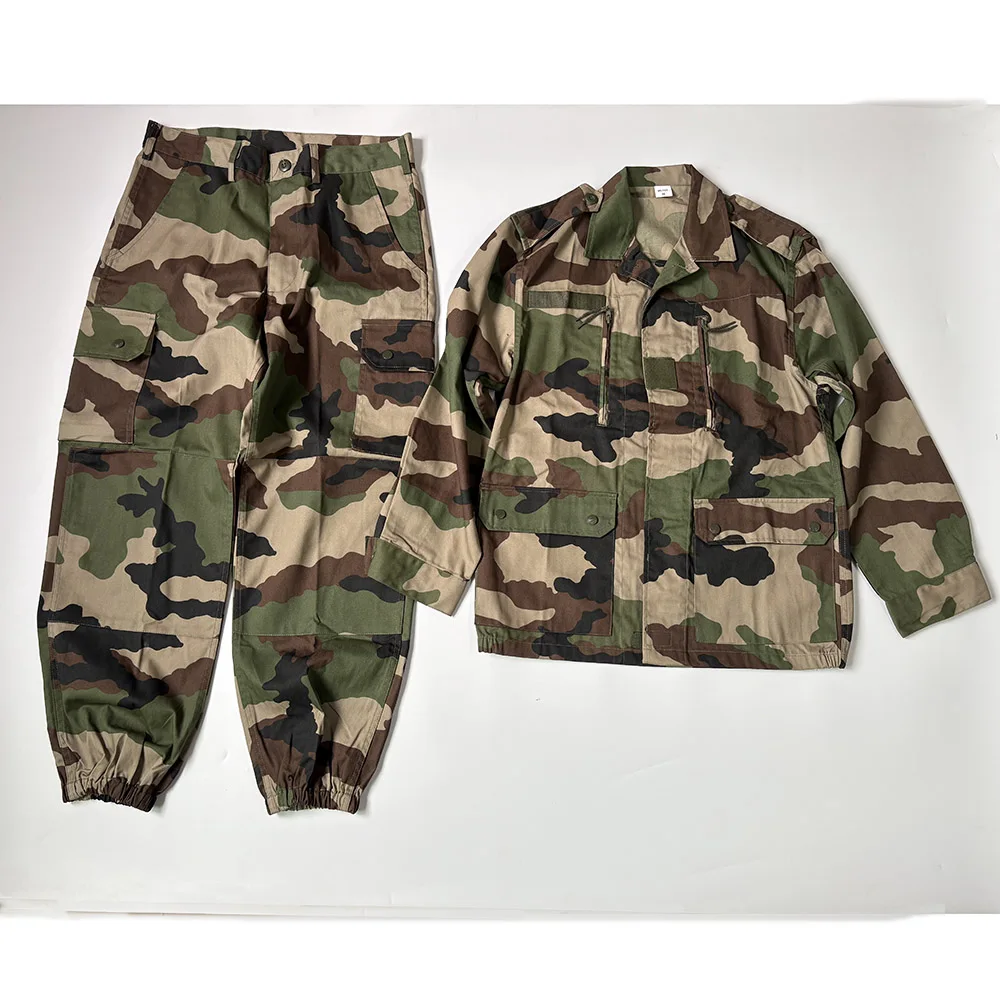 Detalle del camuflaje y tejido del conjunto