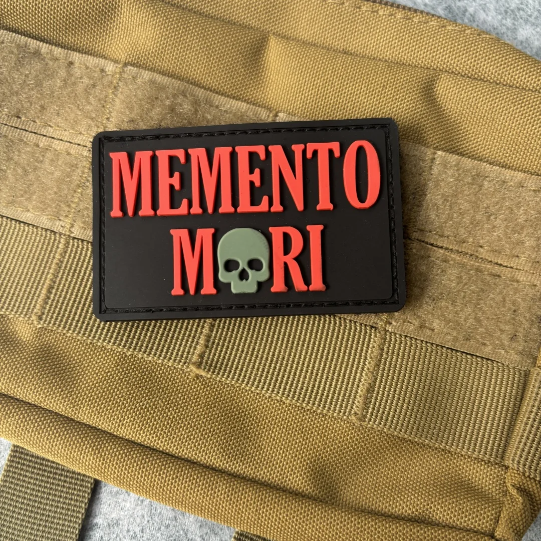 Parche calavera en equipamiento táctico