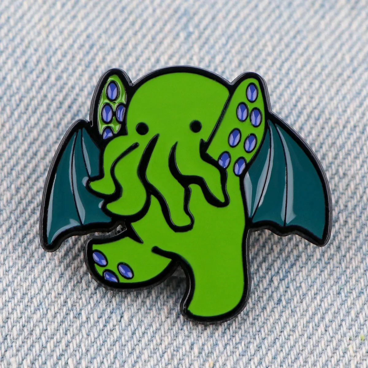 Elefante sonriendo con detalle de esmalte