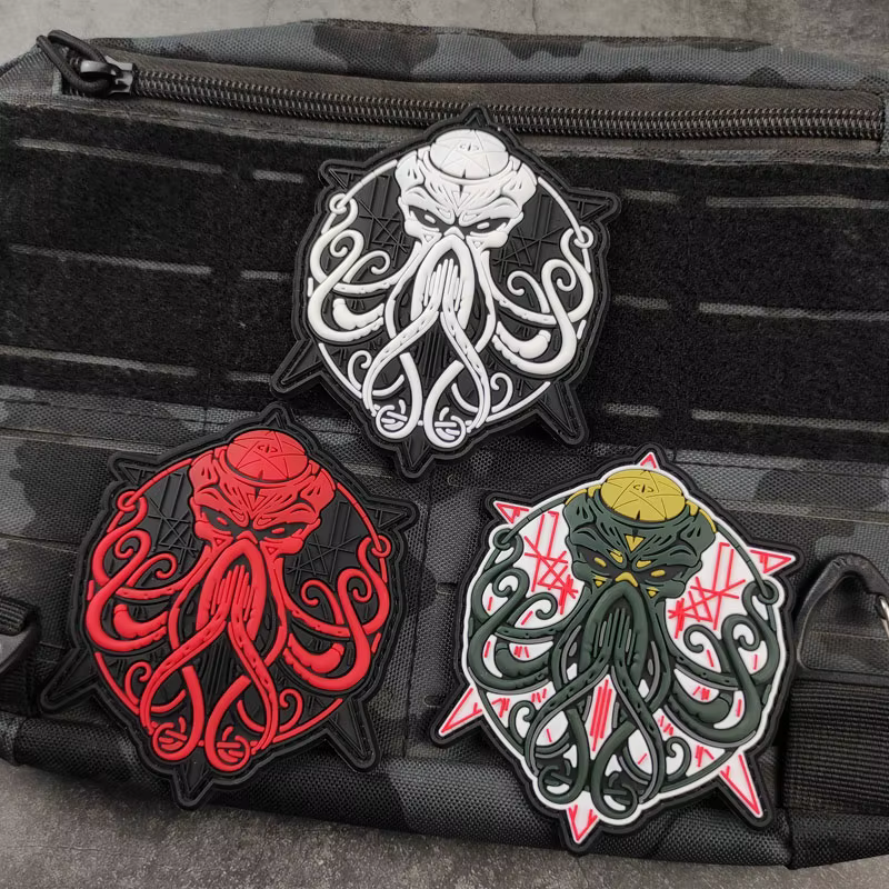 Parche 3D Cthulhu con efecto glow – PVC para mochilas y equipamiento