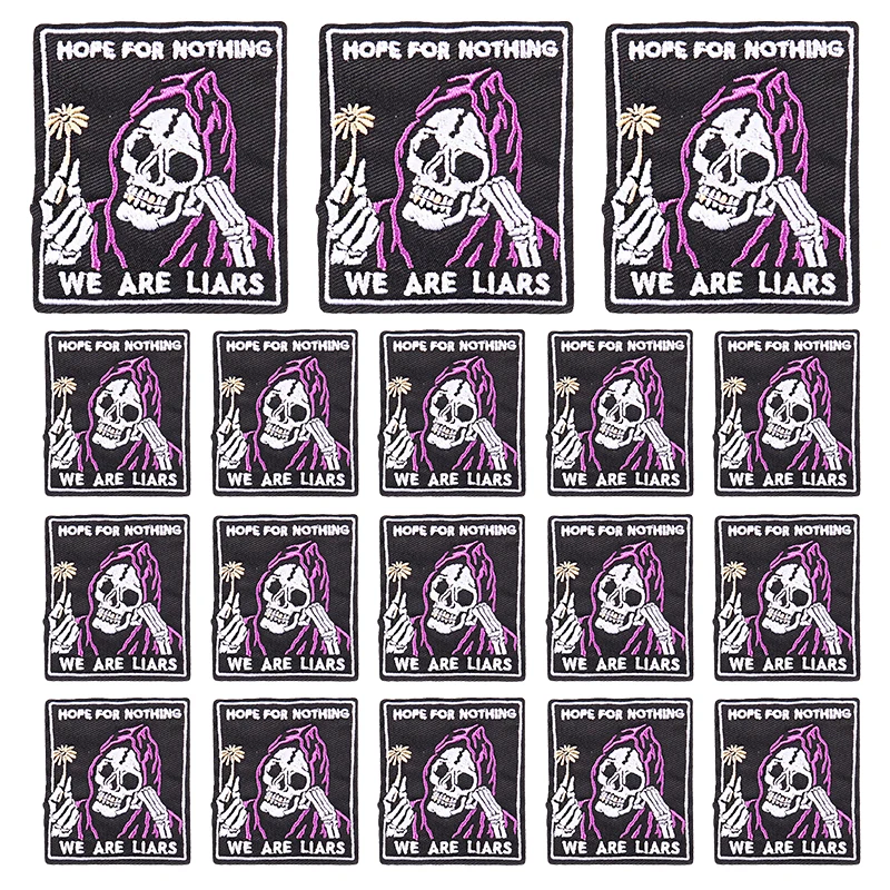 Detalle de calaveras punk y llamas