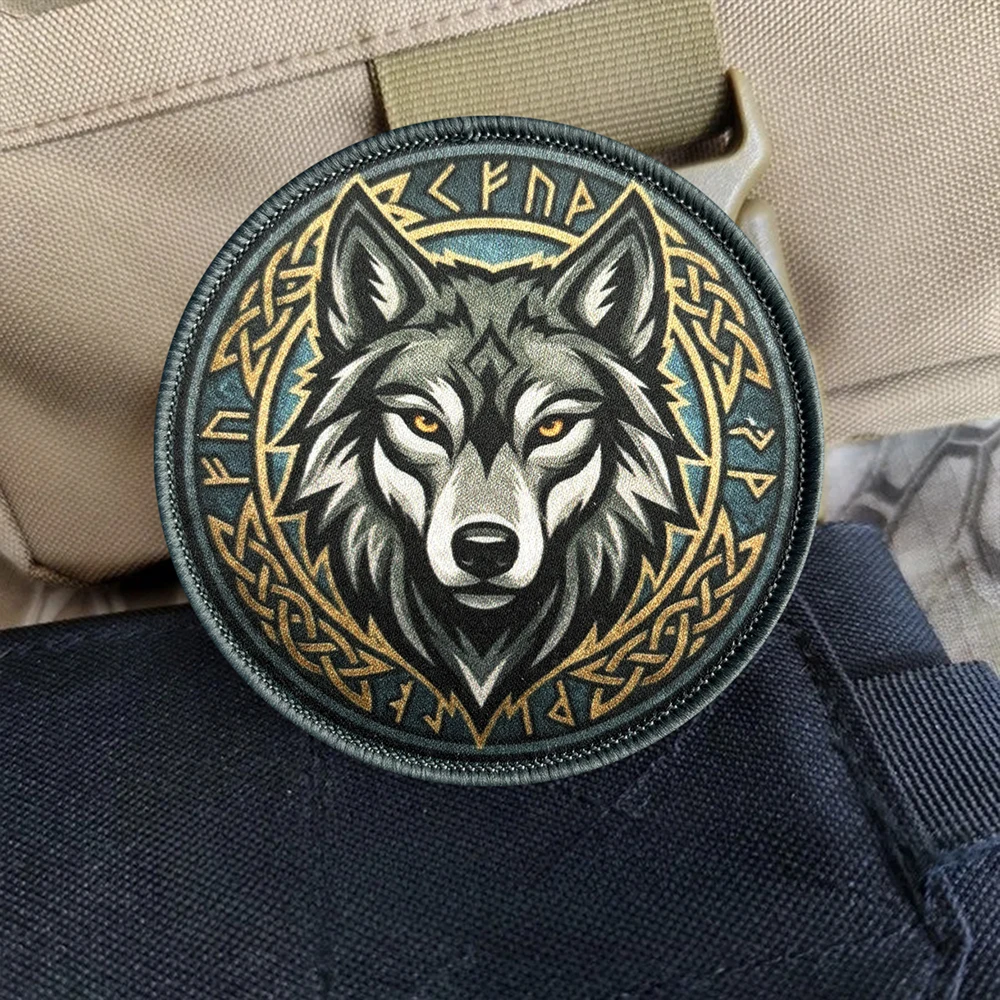 Parche táctico lobo Fenrir con runas vikingas gancho y bucle