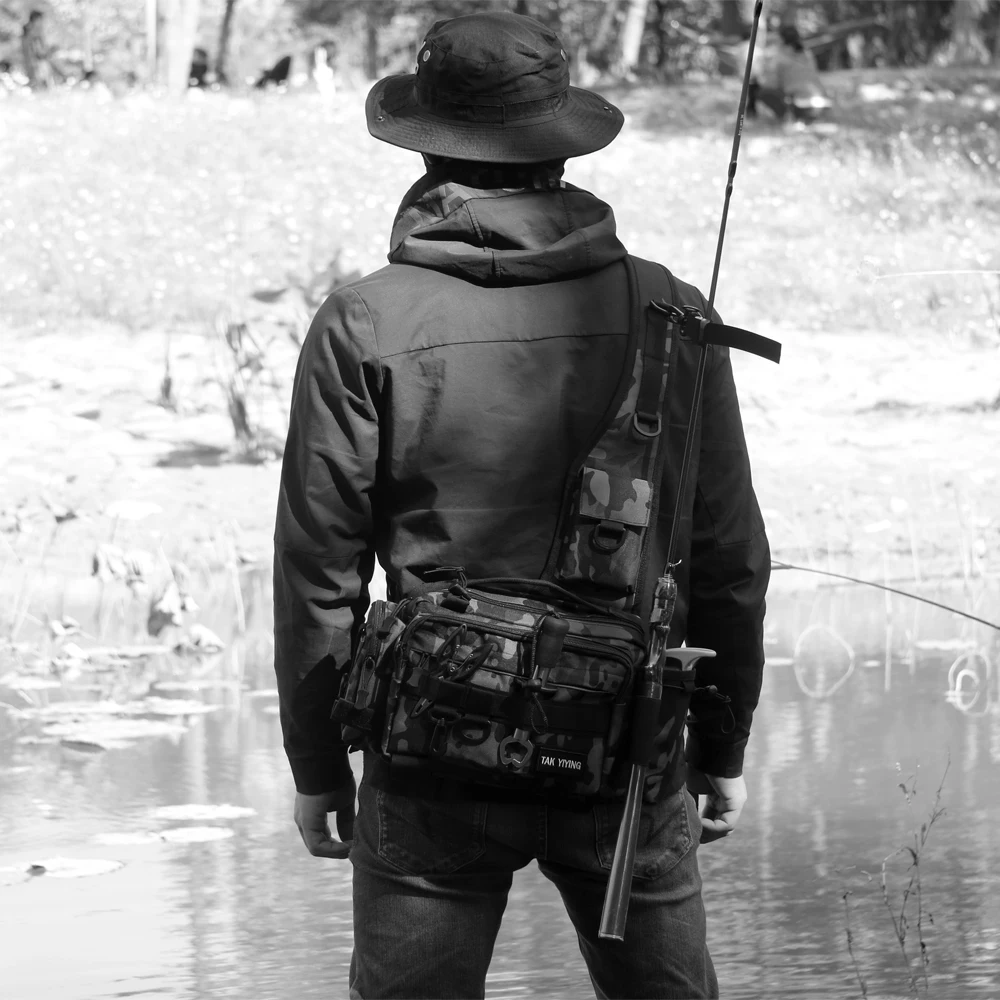 Mochila en uso durante actividad outdoor
