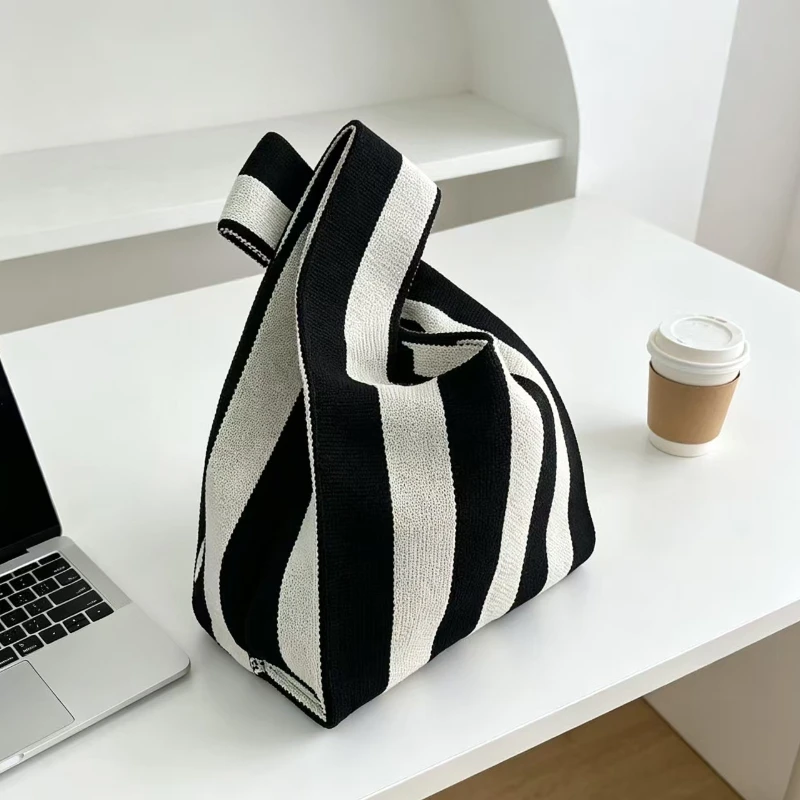 Bolsa tejida gruesa y de acabado cuidado