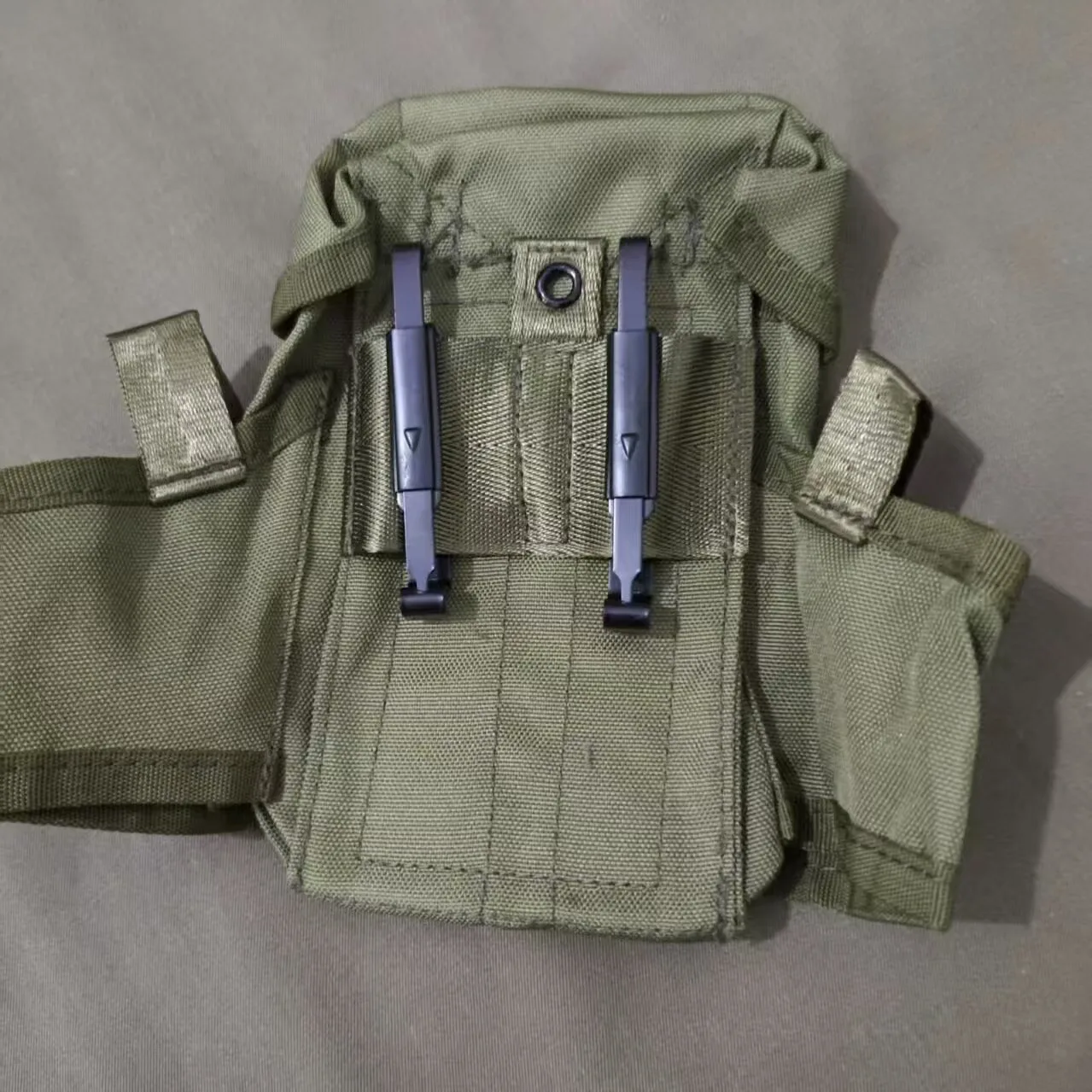Bolsa táctica multifunción con portacargadores para trekking y camping - imagen 2