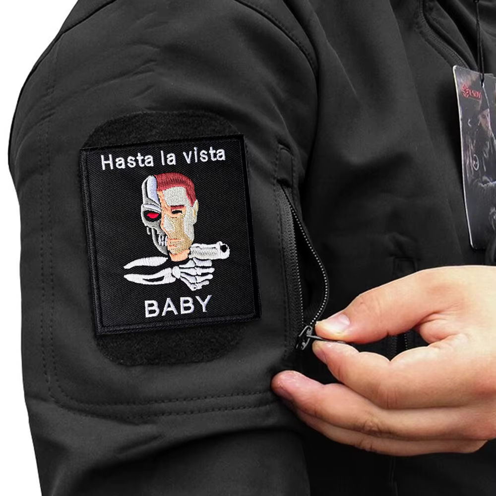 Vista del parche aplicado como brazalete o insignia