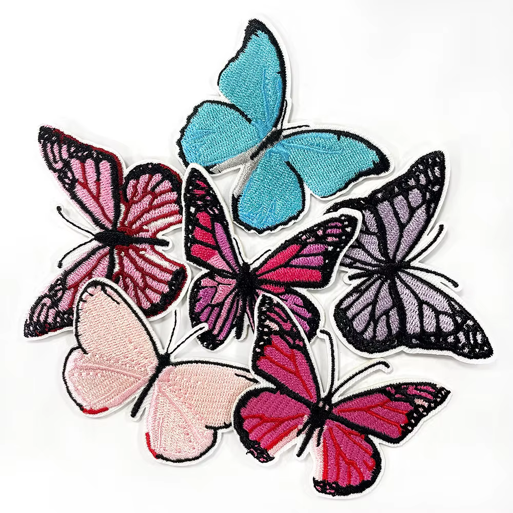 Detalle del bordado de los parches de mariposa