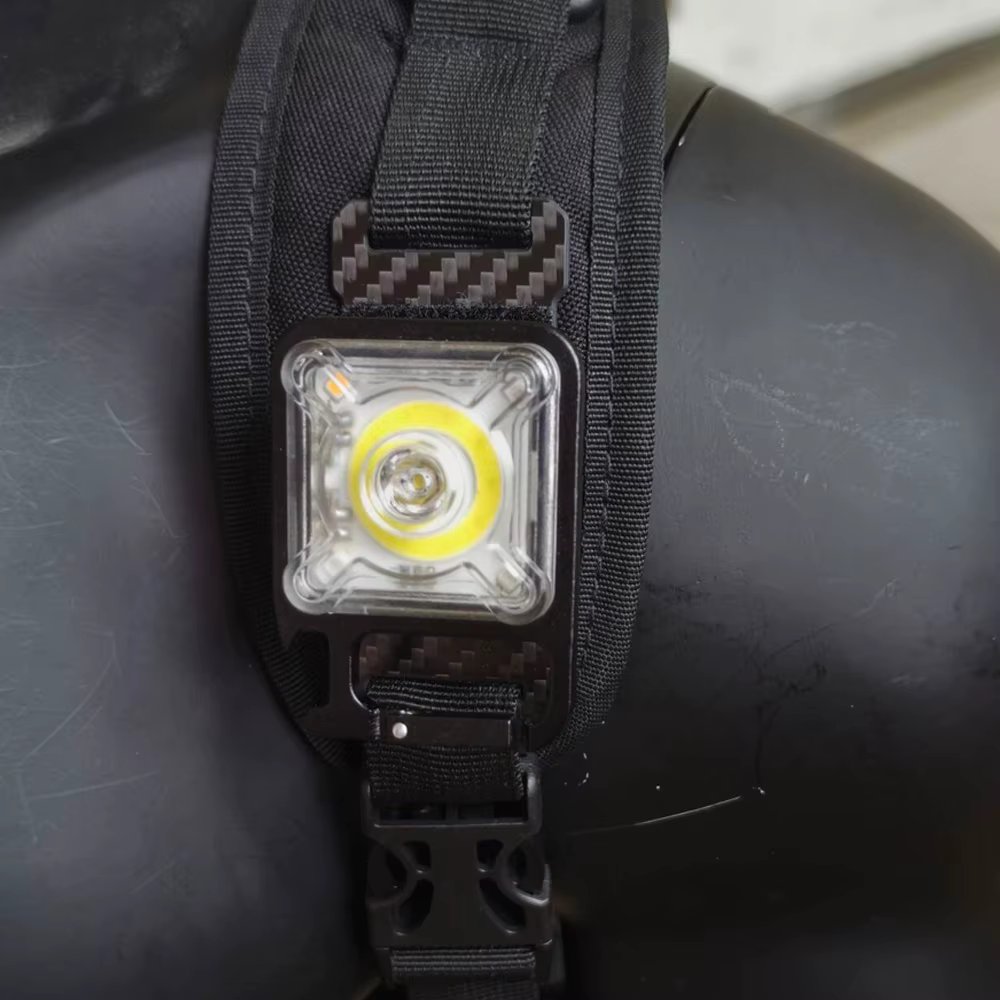 Linterna EDC montada en correa de mochila
