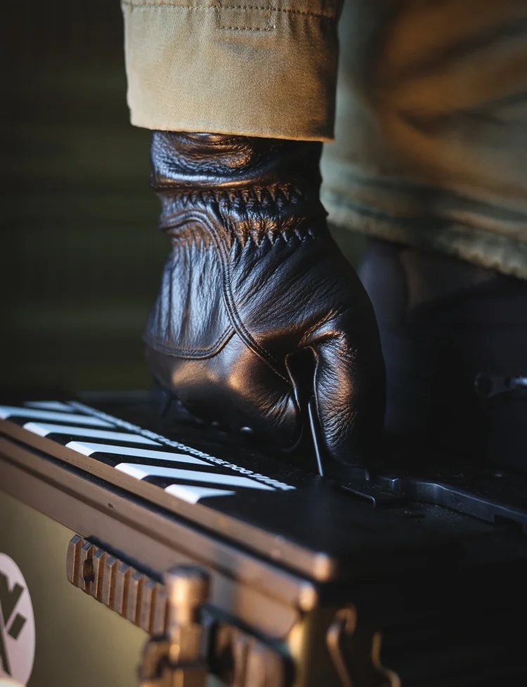 Detalle del acabado y costuras de los guantes MAUHOSO