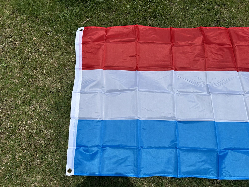 Bandera colocada en mástil ligero