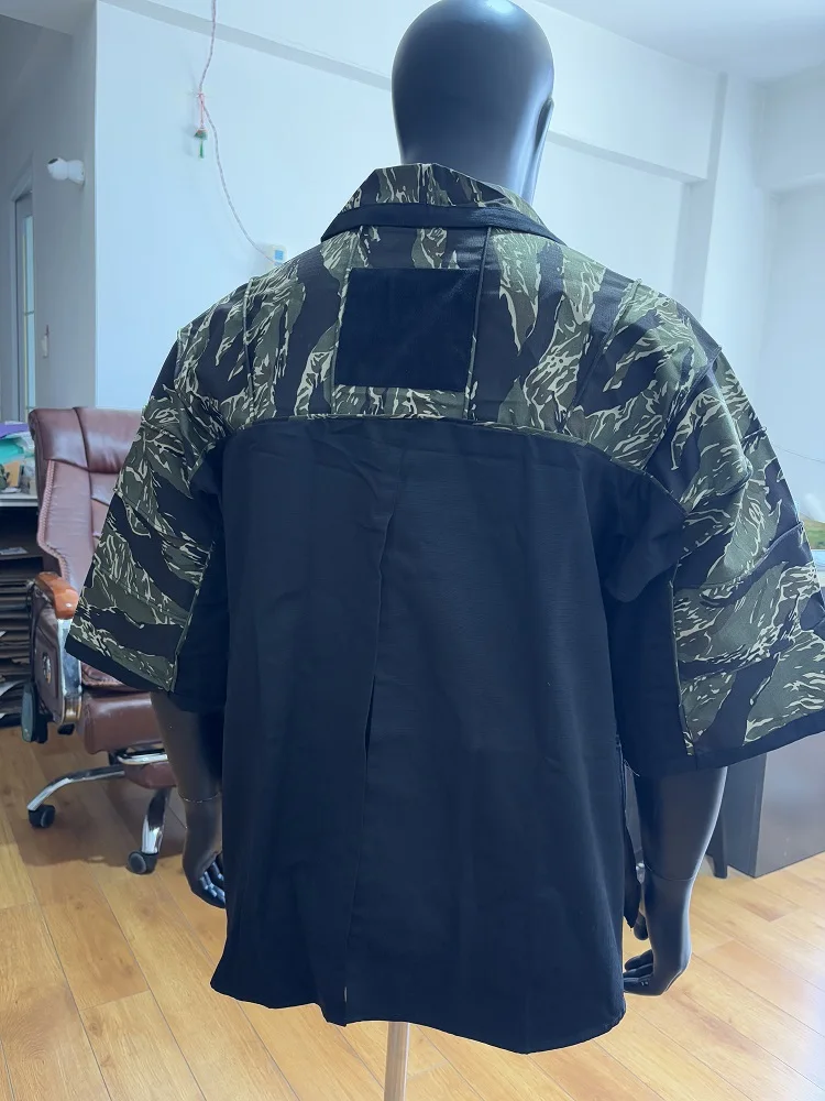 Camisa táctica bordada con diseño de armadura, entretiempo