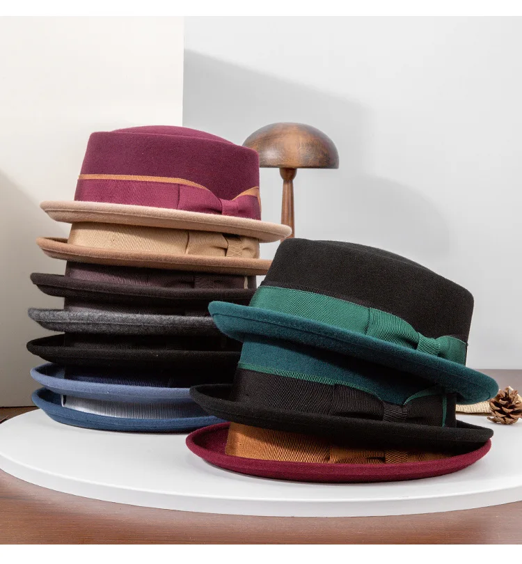 Sombrero de mujer en un conjunto de estilo clásico