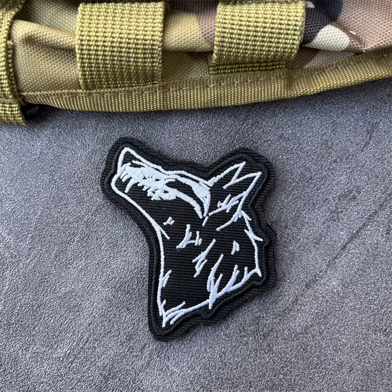 Insignia de moral militar colocada en equipamiento táctico